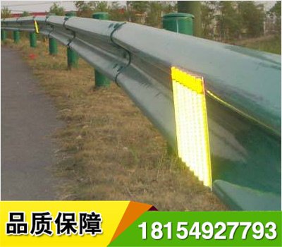 道路輪廊標的英文名稱 Delineator，它是沿道路兩側(cè)邊緣設(shè)置、用于顯示道路邊界輪廓、指引車輛正常行駛、具有逆反射性能的一種交通安全設(shè)施，從功能上說，輪廓標是一種視線誘導(dǎo)設(shè)